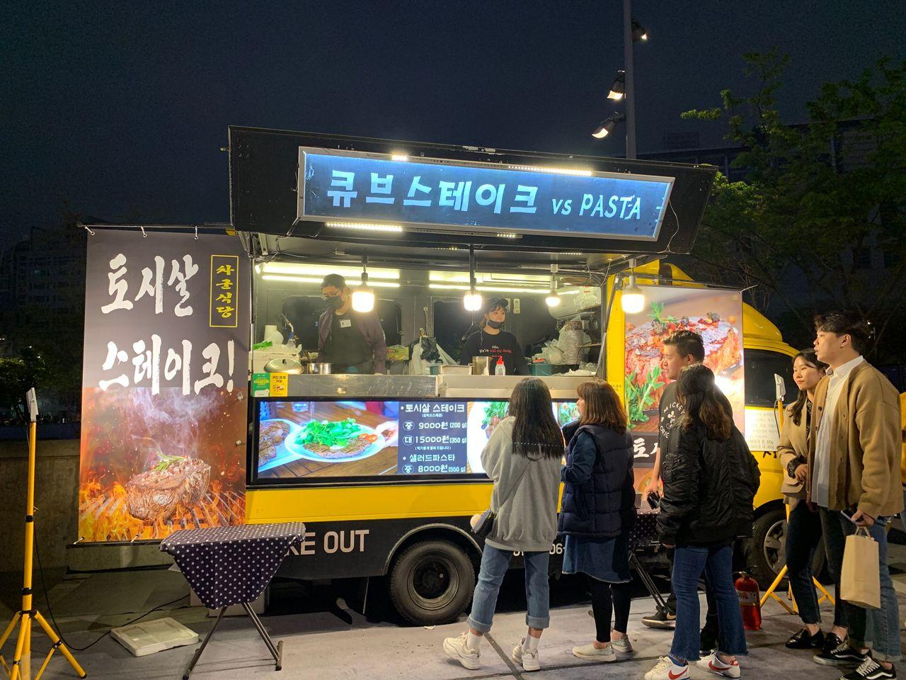 2025 Dongdaemun Night Market Visit! - Enjoy all the attractions from lively DDP night market!